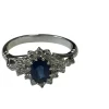 Bague marguerite en or blanc ornée d'un saphir
