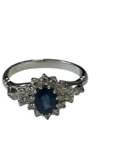 Bague marguerite en or blanc ornée d'un saphir