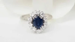 Bague marguerite en or blanc, saphir ovale et diamants
