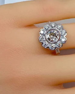 Bague marguerite en or blanc 18 carats : diamant central 1,21 carat