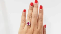 Bague marguerite en Or blanc, rubis et diamants