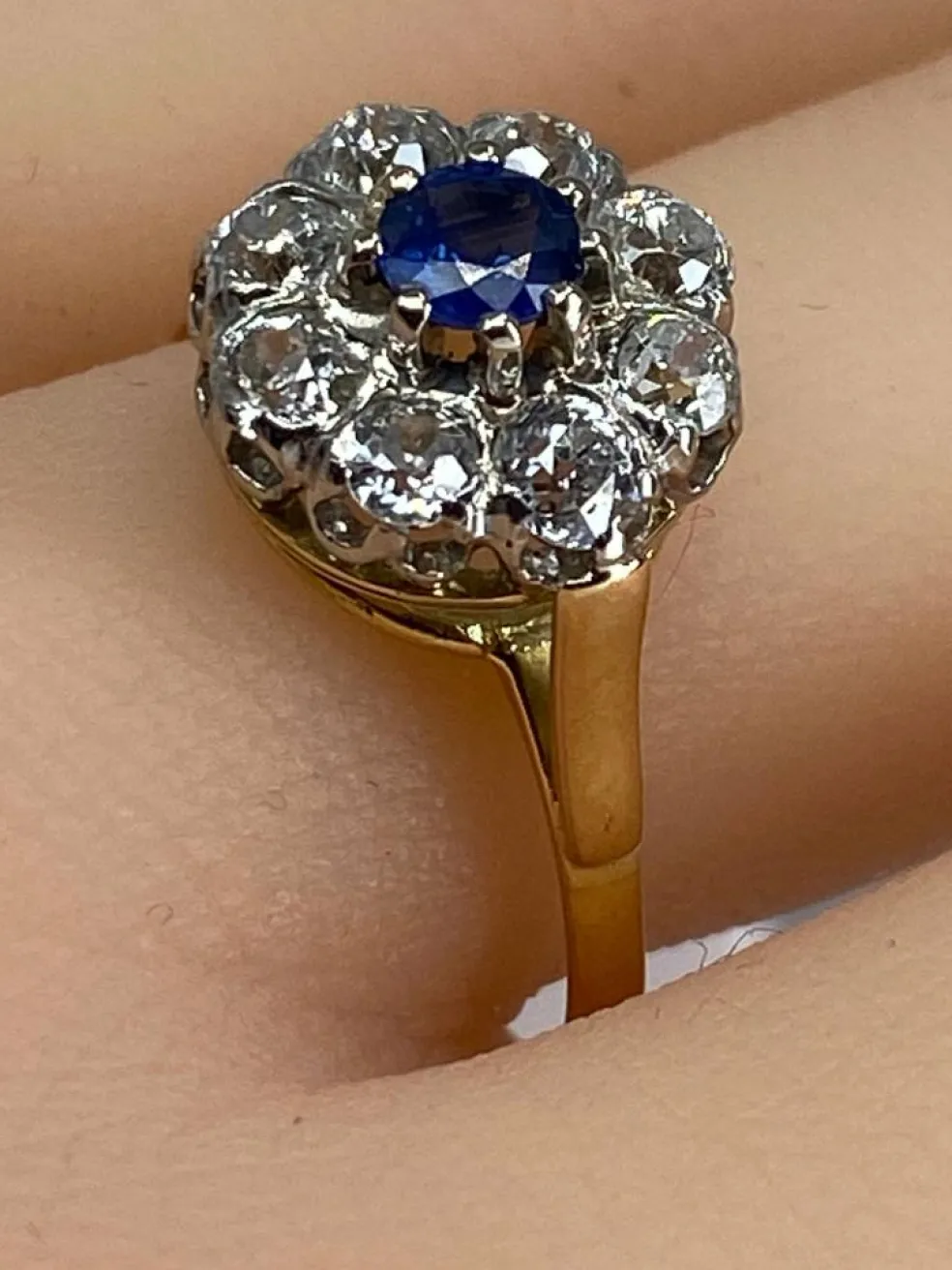 Bague marguerite en or blanc en saphir et diamants