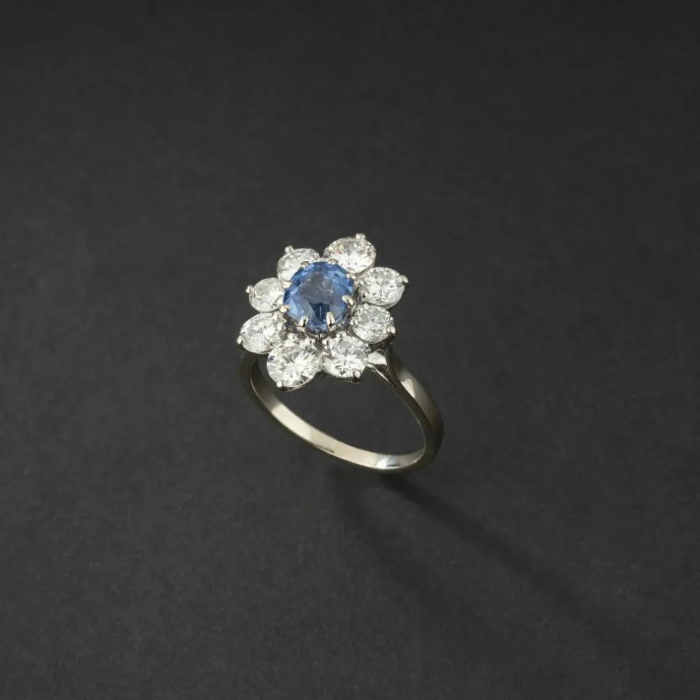 Bague marguerite en or blanc, saphir Ceylan naturel et diamants.
