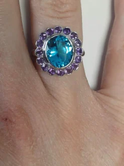 Bague Marguerite en or blanc ornée en son centre d'une topaze