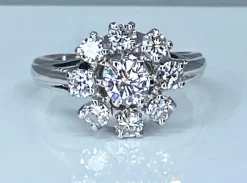 Bague marguerite en or blanc sertie de 9 diamants