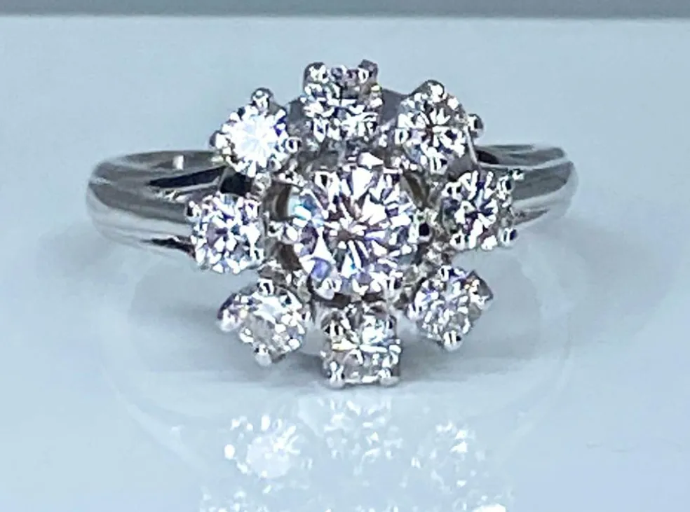 Bague marguerite en or blanc sertie de 9 diamants