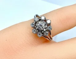 Bague marguerite en or blanc et diamants