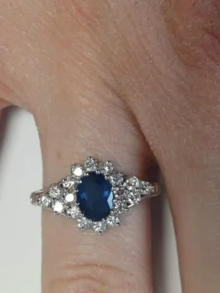 Bague marguerite en or blanc ornée d'un saphir