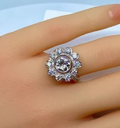 Bague marguerite en or blanc et diamant