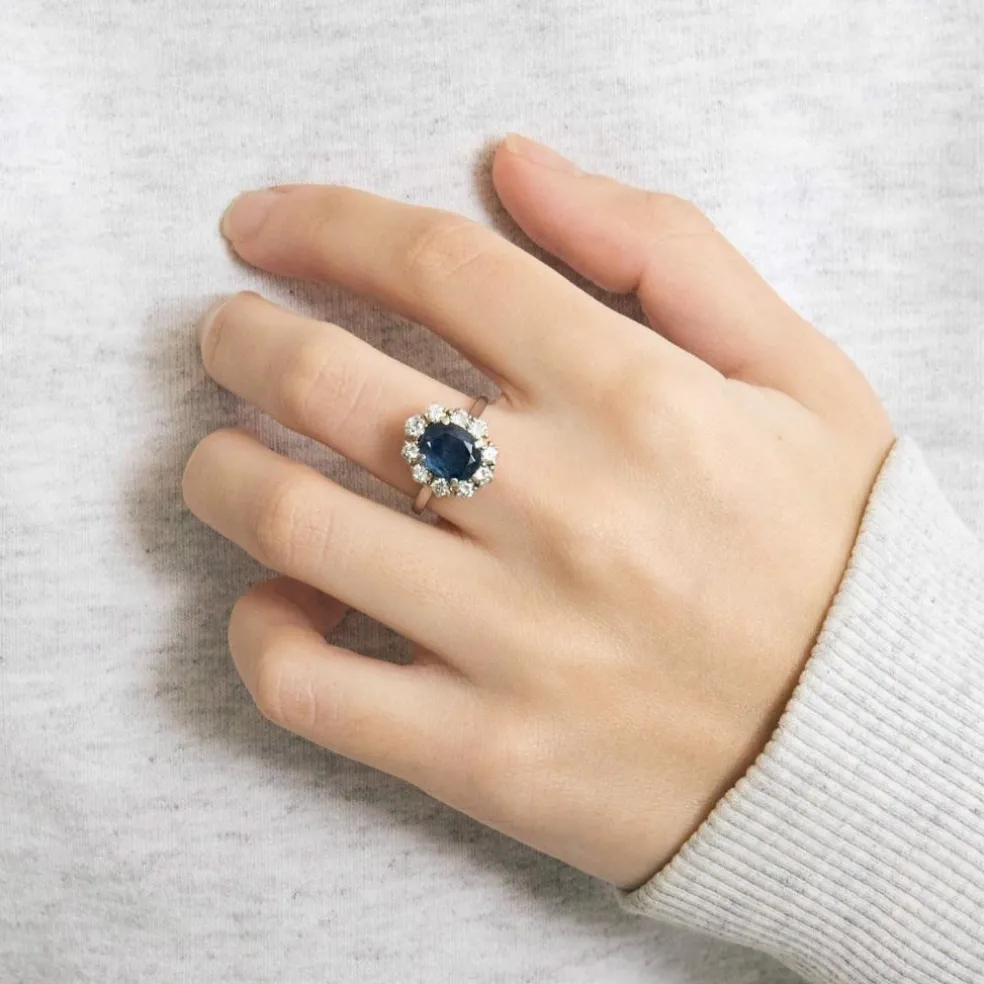 Bague Marguerite en or blanc, saphir et diamants