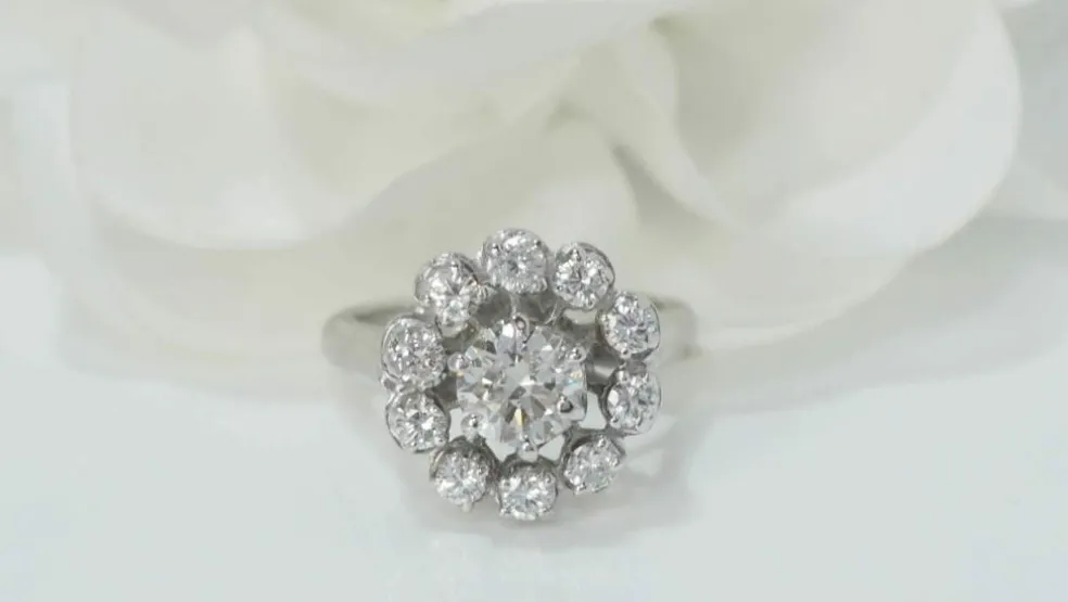 Bague marguerite en or blanc et diamants