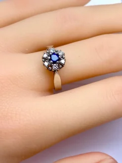 Bague marguerite en or blanc 18 carats, saphir et diamants
