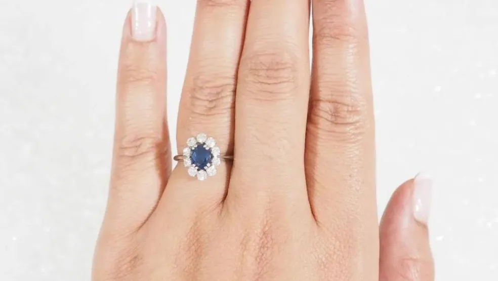Bague marguerite en or blanc, saphir ovale et diamants