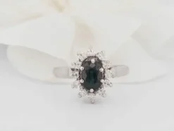 Bague marguerite en or blanc, saphir ovale et diamants