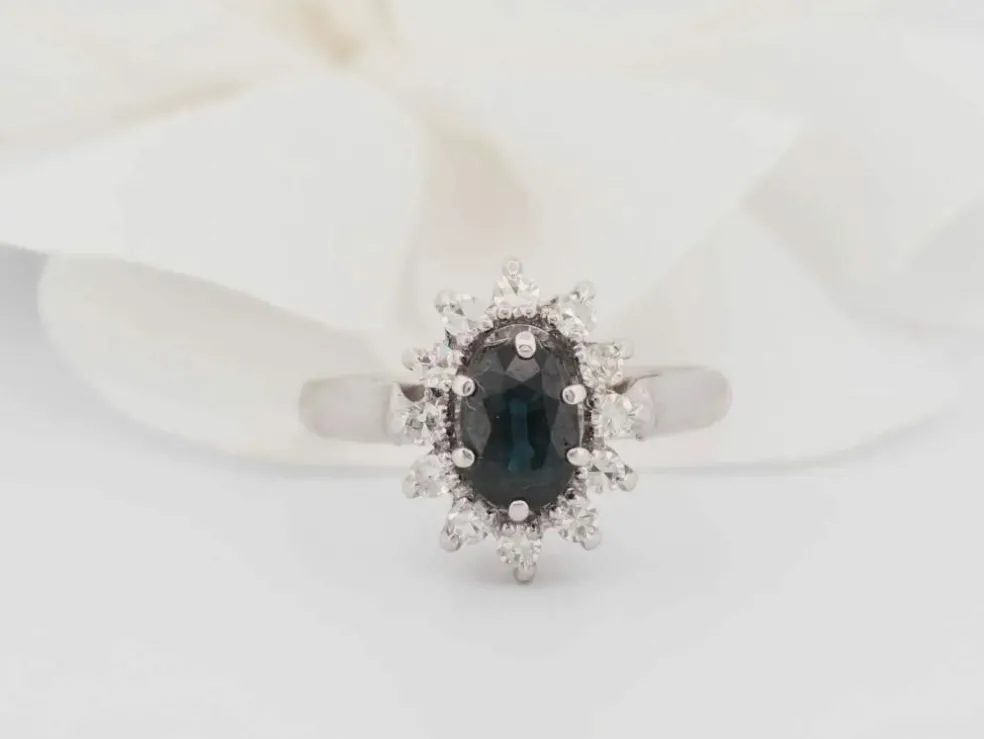 Bague marguerite en or blanc, saphir ovale et diamants