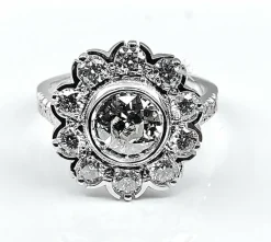 Bague marguerite en or blanc 18 carats : diamant central 1,21 carat
