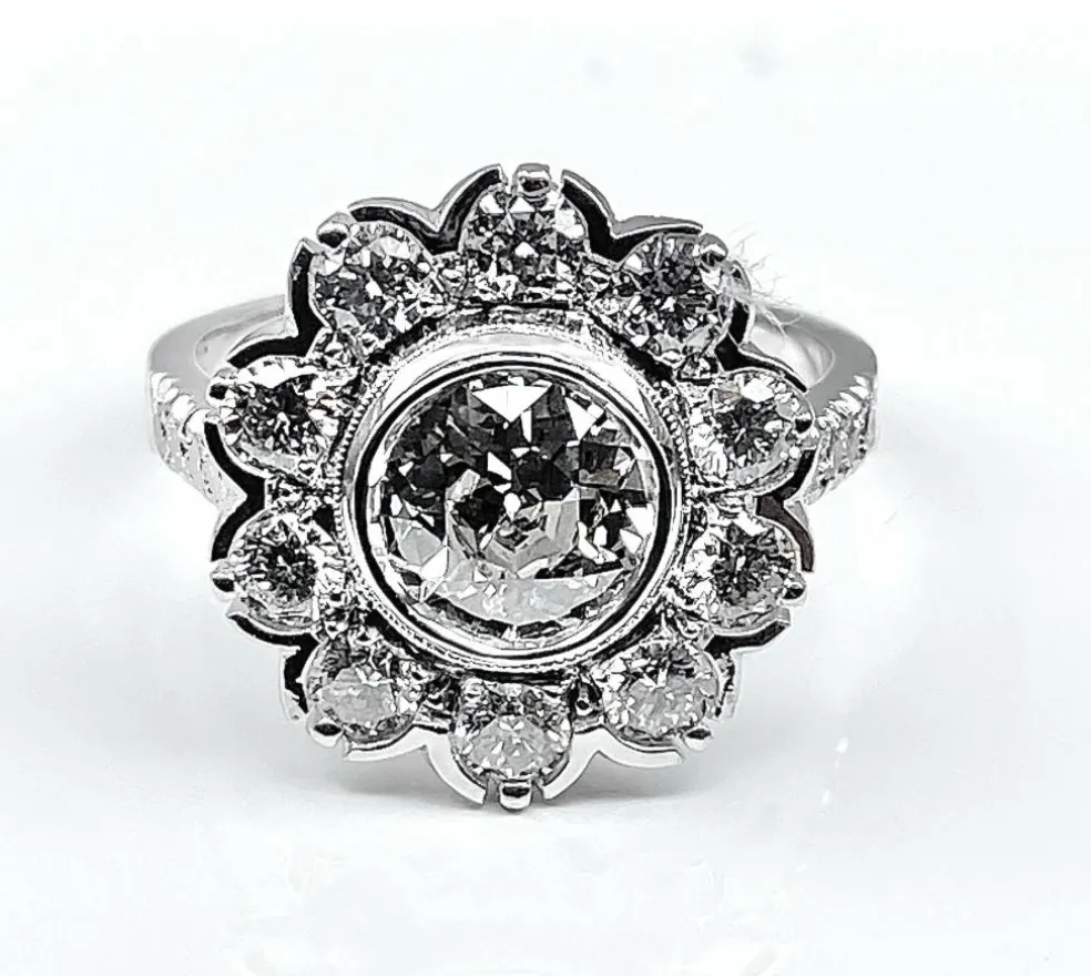 Bague marguerite en or blanc 18 carats : diamant central 1,21 carat