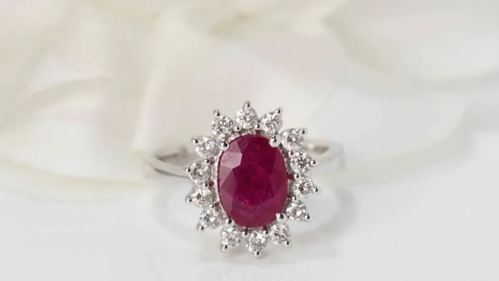 Bague marguerite en Or blanc, rubis et diamants