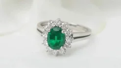 Bague marguerite en or blanc émeraude et diamants