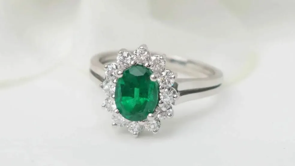 Bague marguerite en or blanc émeraude et diamants