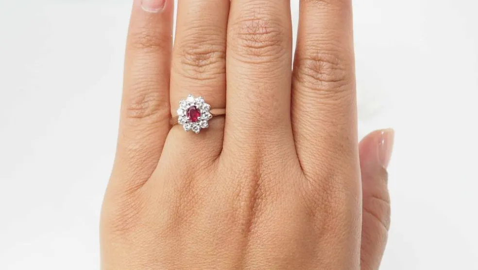 Bague marguerite en or blanc, rubis et diamants