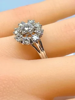 Bague marguerite en or blanc sertie de 9 diamants
