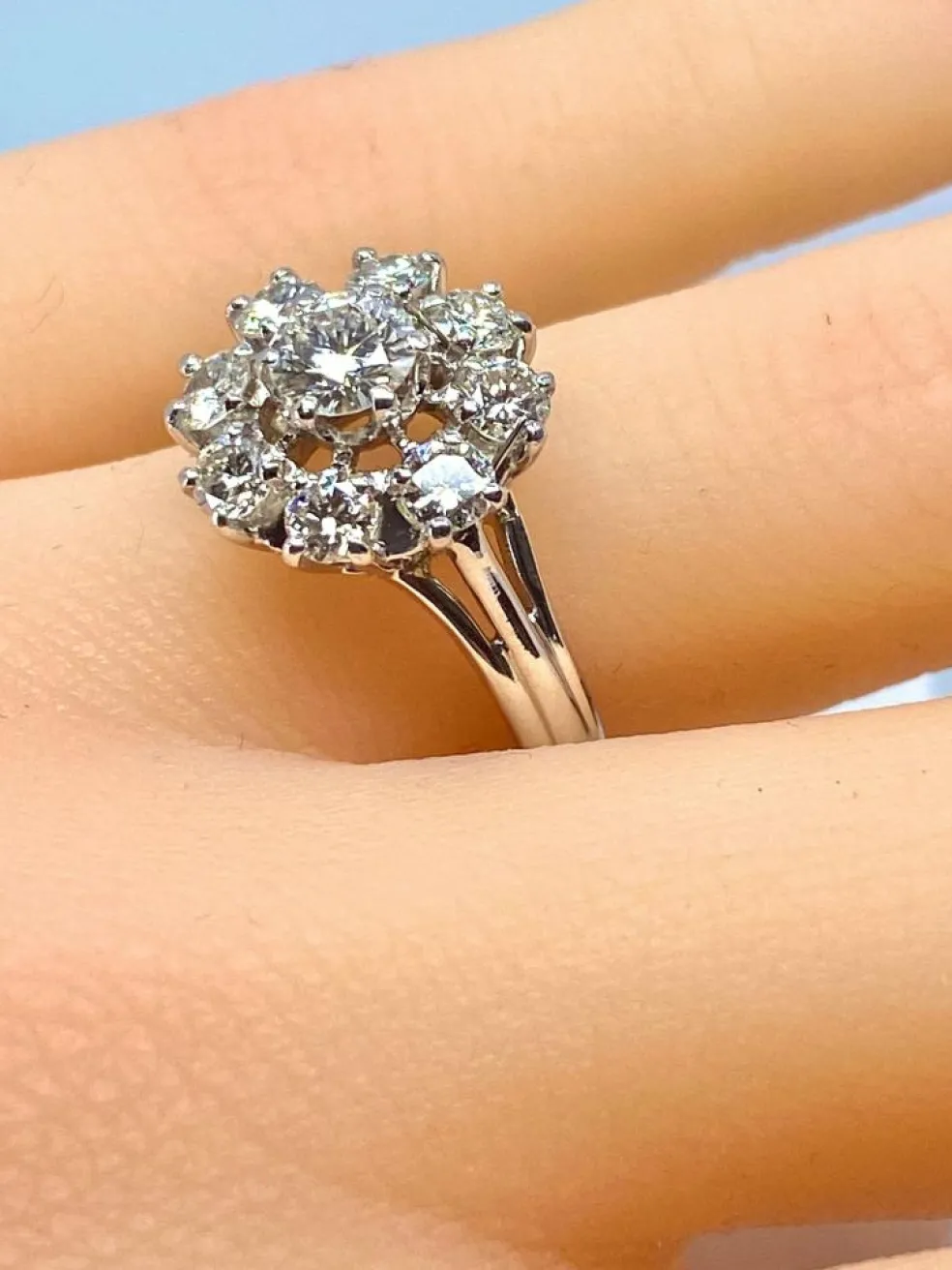 Bague marguerite en or blanc sertie de 9 diamants