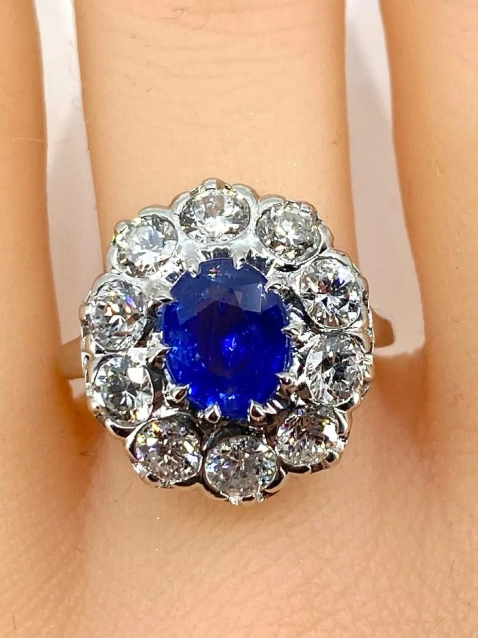 Bague marguerite en or blanc et platine en saphir et diamants