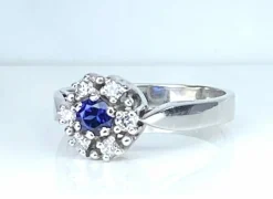 Bague marguerite en or blanc 18 carats, saphir et diamants