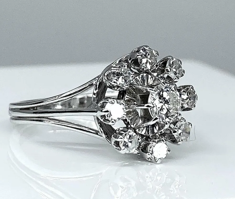 Bague marguerite en or blanc et diamants