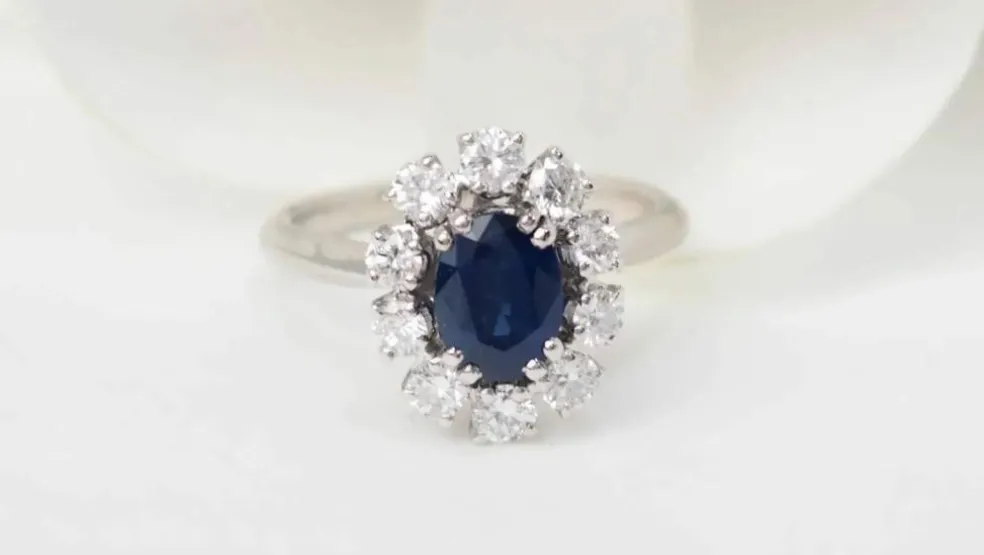 Bague marguerite en or blanc, saphir ovale et diamants