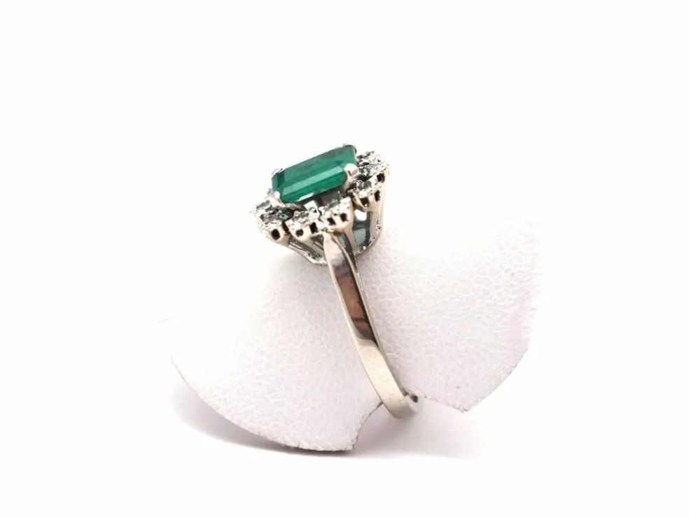 Bague marguerite en or blanc 750, émeraude et diamants