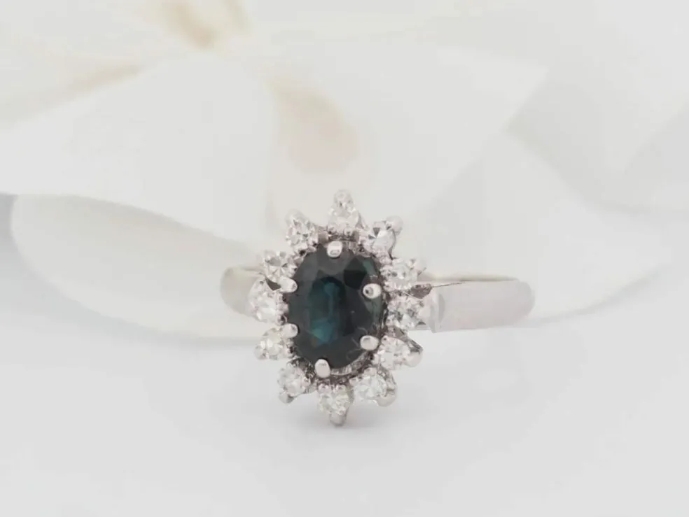 Bague marguerite en or blanc, saphir ovale et diamants