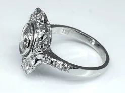 Bague marguerite en or blanc 18 carats : diamant central 1,21 carat