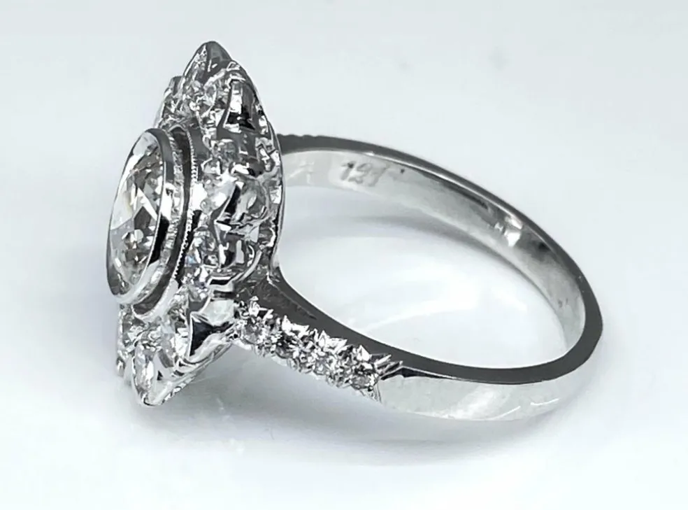 Bague marguerite en or blanc 18 carats : diamant central 1,21 carat
