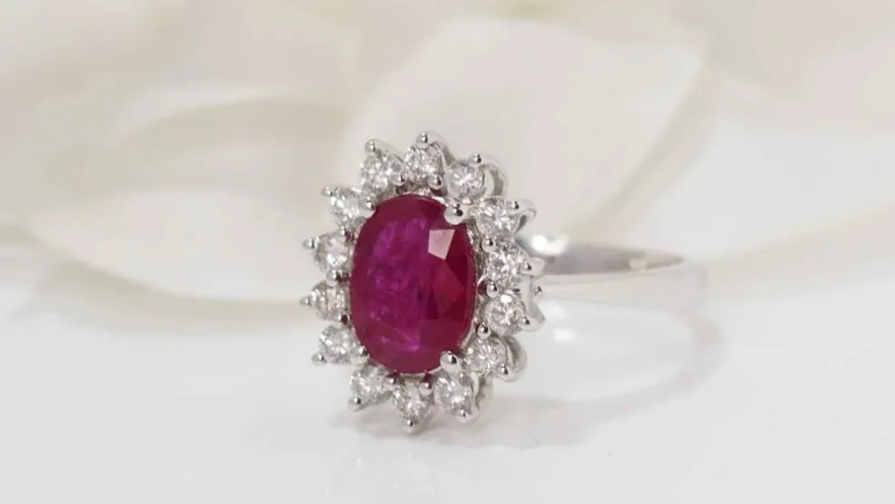 Bague marguerite en Or blanc, rubis et diamants