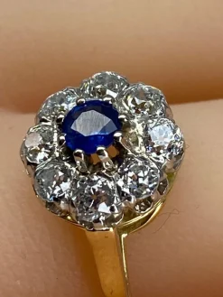 Bague marguerite en or blanc en saphir et diamants