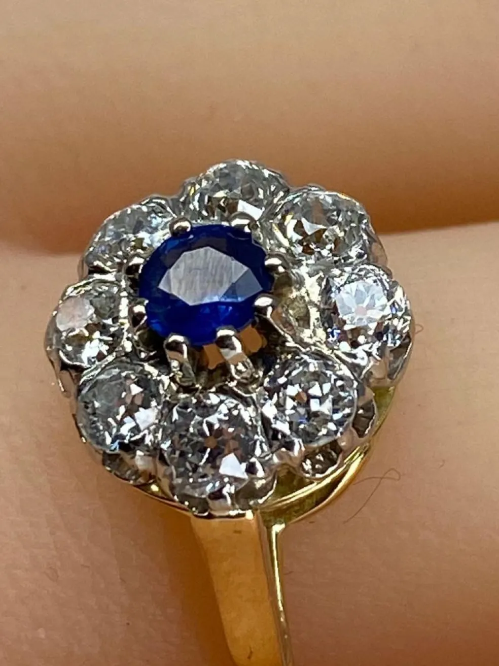 Bague marguerite en or blanc en saphir et diamants