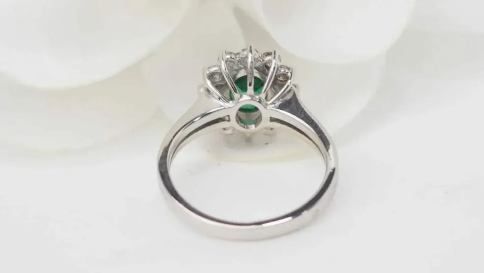 Bague marguerite en or blanc émeraude et diamants
