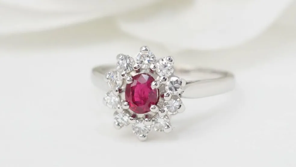 Bague marguerite en or blanc, rubis et diamants