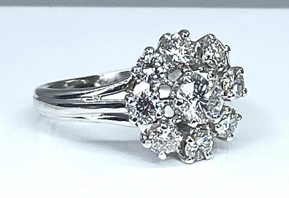 Bague marguerite en or blanc sertie de 9 diamants