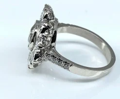 Bague marguerite en or blanc et diamant