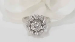 Bague marguerite en or blanc et diamants