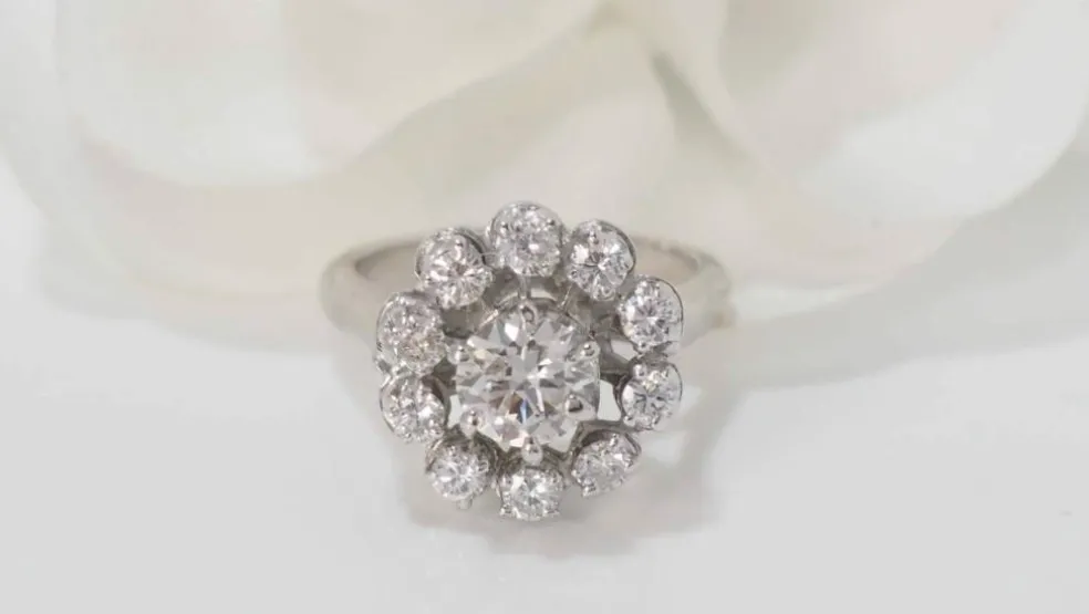 Bague marguerite en or blanc et diamants