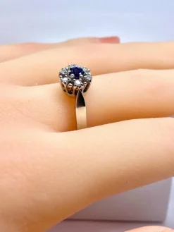Bague marguerite en or blanc 18 carats, saphir et diamants