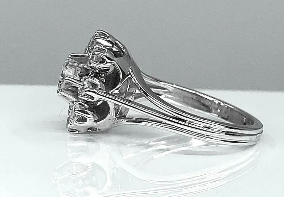 Bague marguerite en or blanc et diamants
