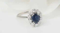 Bague marguerite en or blanc, saphir ovale et diamants