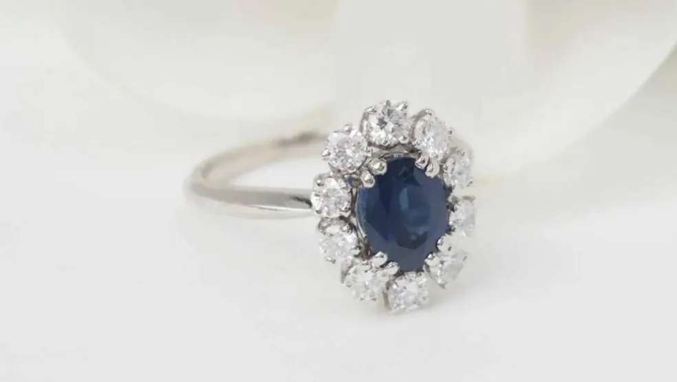 Bague marguerite en or blanc, saphir ovale et diamants
