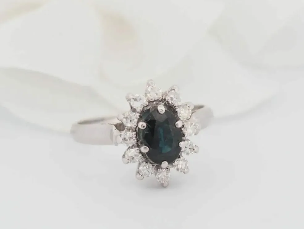 Bague marguerite en or blanc, saphir ovale et diamants