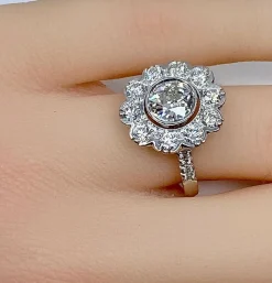 Bague marguerite en or blanc 18 carats : diamant central 1,21 carat